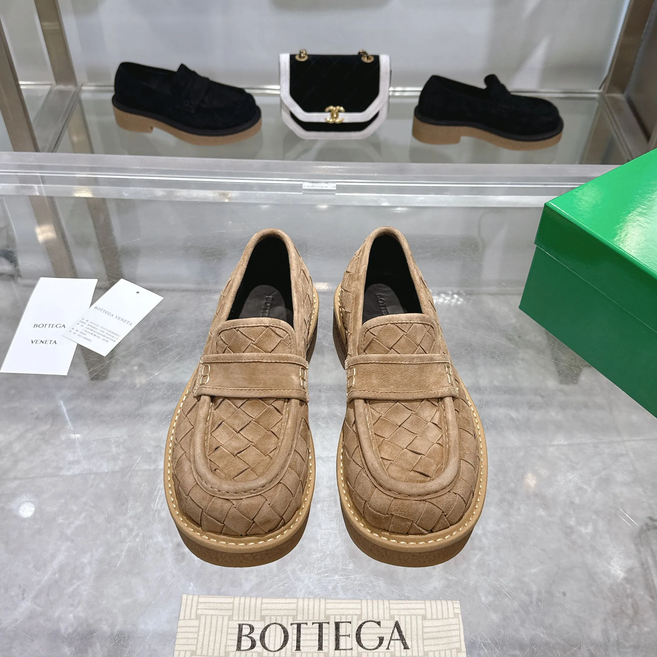 [BV] Top P: 840💰Size for couples: 35-44 (Female 40, Male 38 45, custom-made, non-returnable) Bottega Veneta classic Bottega Veneta counter model! Big square head! Woven slip-on deep-mouth shoes! Reproduction of the original board! The feet are super domineering! Original molded outsole! High-grade mercerized cow velvet! Solid color Niuli!